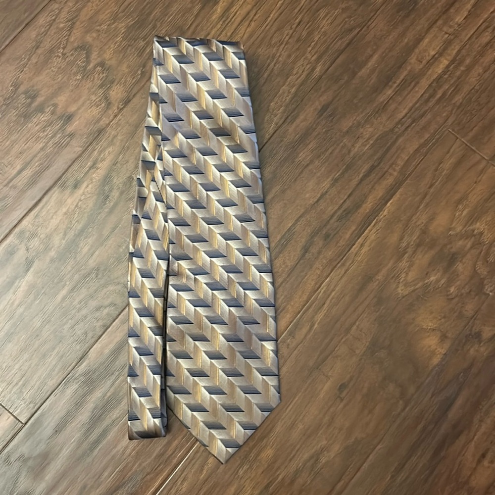 Gold, tan and silver tie
100% silk
Screenplay tie